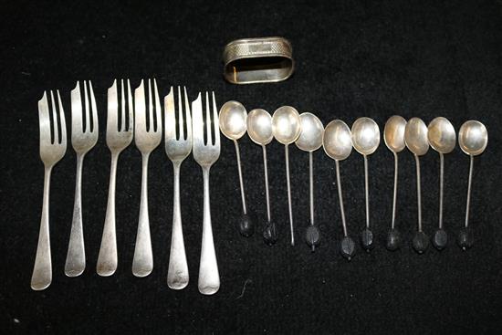 Set of 6 silver pastry knives, napkin rings and 10 coffee spoons